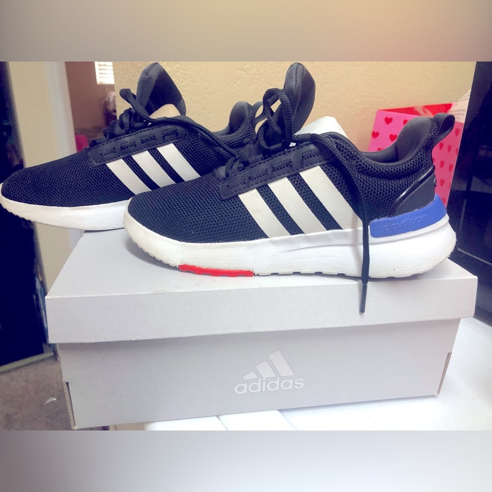 Adidas boys shoe Size 3